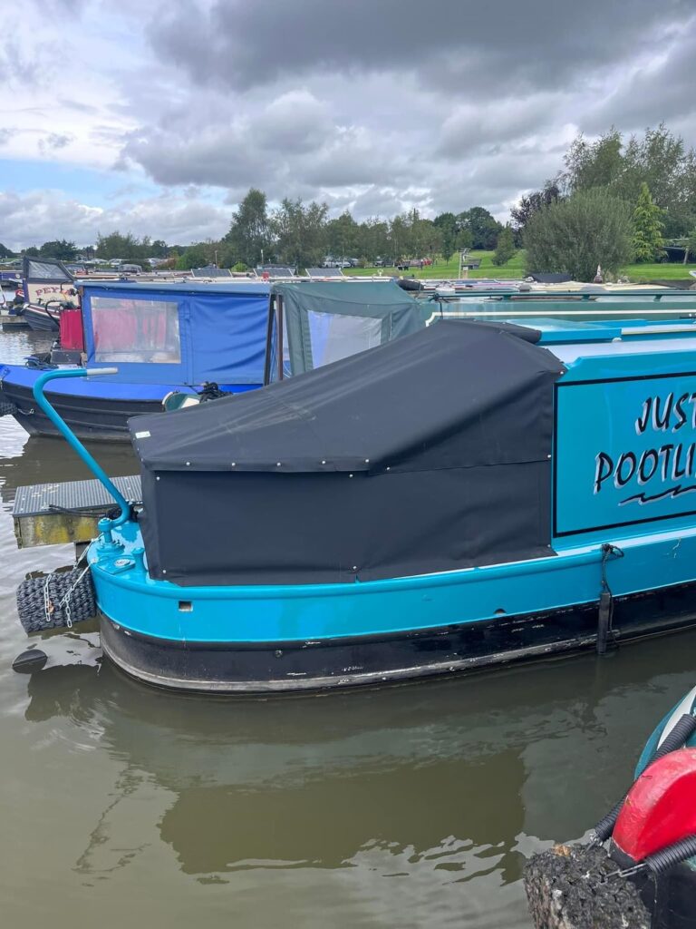 Narrowboat cruiser style tonneau with skirt